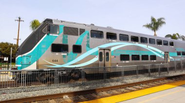 Covina, California - 16 Şubat 2025: Metrolink Train - Güney Kaliforniya Bölgesel Demiryolu Hizmetleri