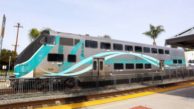 Covina, California - 16 Şubat 2025: Metrolink Train - Güney Kaliforniya Bölgesel Demiryolu Hizmetleri