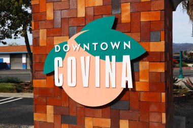Covina, California - 16 Şubat 2025: Downtown Covina Tabelası, Tarihi Şehir Merkezi Kapısı