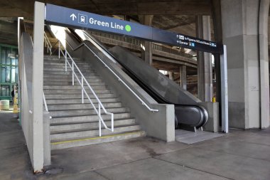 Los Angeles, California - 19 Şubat 2025: Liman Otoyolu Metro İstasyonu, Metro Metro Metro Hattı Norwalk ve LAX / Metro Transit Merkezi