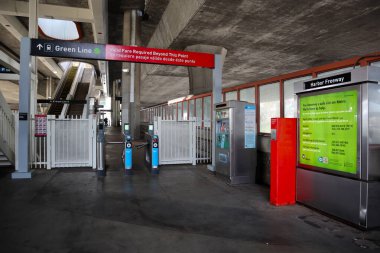 Los Angeles, California - 19 Şubat 2025: Liman Otoyolu Metro İstasyonu, Metro Metro Metro Hattı Norwalk ve LAX / Metro Transit Merkezi