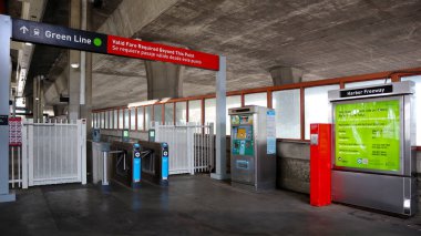 Los Angeles, California - 19 Şubat 2025: Liman Otoyolu Metro İstasyonu, Metro Metro Metro Hattı Norwalk ve LAX / Metro Transit Merkezi