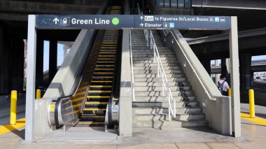 Los Angeles, California - 19 Şubat 2025: Liman Otoyolu Metro İstasyonu, Metro Metro Metro Hattı Norwalk ve LAX / Metro Transit Merkezi