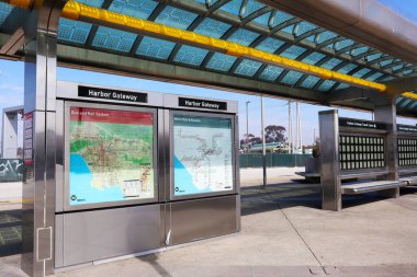 Los Angeles, California - 19 Şubat 2025: Harbor Gateway Transit Center Otobüs İstasyonu, Los Angeles 'ın Güney Körfezi Bölgesi için bir Ulaşım Merkezi olarak hizmet vermektedir.