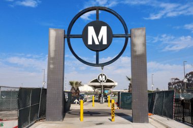 Los Angeles, California - 19 Şubat 2025: Harbor Gateway Transit Center Otobüs İstasyonu, Los Angeles 'ın Güney Körfezi Bölgesi için bir Ulaşım Merkezi olarak hizmet vermektedir.