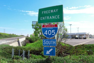Los Angeles, Kaliforniya - 19 Şubat 2025: Çevre Yolu Giriş İşareti - 405 Güney Eyaleti