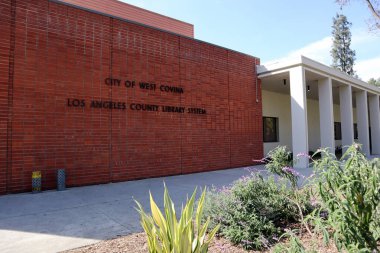 West Covina, California - 17 Şubat 2025: Batı Covina Halk Kütüphanesi, Los Angeles Toplumsal Kültür ve Eğitim Tarihi