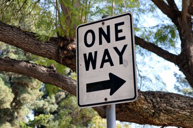 Yönü gösteren Tek Yol sokak tabelası