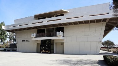 West Covina, California - 17 Şubat 2025: Batı Covina Belediye Binasının Dış Görünümü