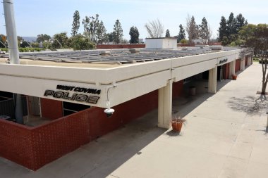 West Covina, California - 17 Şubat 2025: Batı Covina Polis Departmanı Binası Dış Görünümü