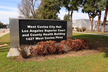 West Covina, California - 17 Şubat 2025: Batı Covina Belediye Binası, Los Angeles Yüksek Mahkemesi ve County Health Building 1427 Batı Covina Parkway