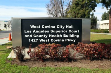 West Covina, California - 17 Şubat 2025: Batı Covina Belediye Binası, Los Angeles Yüksek Mahkemesi ve County Health Building 1427 Batı Covina Parkway