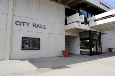 West Covina, California - 17 Şubat 2025: Batı Covina Belediye Binasının Dış Görünümü