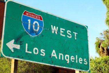 Otoyol İşareti: 10. Otoyol Giriş İşareti Batı Los Angeles, Kaliforniya 'yı gösteriyor