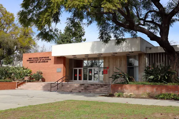 West Covina, California - 17 Şubat 2025: Batı Covina Adliyesi, Kaliforniya Yüksek Mahkemesi, Los Angeles Eyaleti