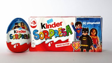 Roma, İtalya - 29 Eylül 2025: Ferrero 'dan Kinder Sürpriz Yumurtalar, 2025 basımı DC Playmobil Süper Kahraman Karakterleri  