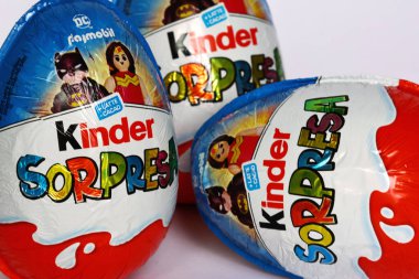 Roma, İtalya - 29 Eylül 2025: Ferrero 'dan Kinder Sürpriz Yumurtalar, 2025 basımı DC Playmobil Süper Kahraman Karakterleri