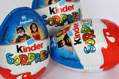 Roma, İtalya - 29 Eylül 2025: Ferrero 'dan Kinder Sürpriz Yumurtalar, 2025 basımı DC Playmobil Süper Kahraman Karakterleri