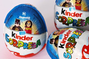 Roma, İtalya - 29 Eylül 2025: Ferrero 'dan Kinder Sürpriz Yumurtalar, 2025 basımı DC Playmobil Süper Kahraman Karakterleri