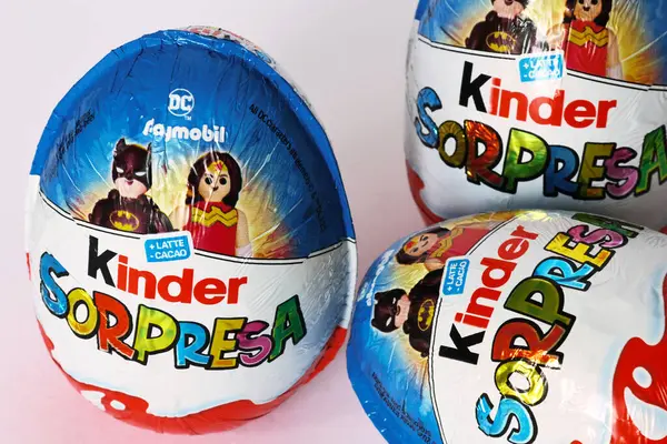 Roma, İtalya - 29 Eylül 2025: Ferrero 'dan Kinder Sürpriz Yumurtalar, 2025 basımı DC Playmobil Süper Kahraman Karakterleri