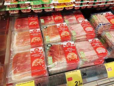 Roma, İtalya - 1 Ekim 2025: İtalyan pazarı, Prosciutto crudo, Speck Alto Adige IGP, Prosciutto cotto ve Mortadella Bologna IGP, hepsi Carrefour süpermarket etiketi altında plastik tepsilerde