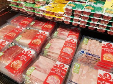 Roma, İtalya - 1 Ekim 2025: İtalyan pazarı, Prosciutto crudo, Speck Alto Adige IGP, Prosciutto cotto ve Mortadella Bologna IGP, hepsi Carrefour süpermarket etiketi altında plastik tepsilerde