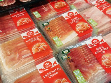 Roma, İtalya - 1 Ekim 2025: İtalyan pazarı, Prosciutto crudo, Speck Alto Adige IGP, Prosciutto cotto ve Mortadella Bologna IGP, hepsi Carrefour süpermarket etiketi altında plastik tepsilerde