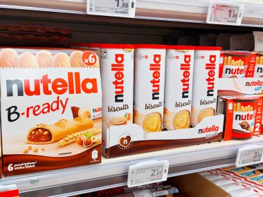 Roma, İtalya - 1 Ekim 2025: Nutella Bisküvileri süpermarket raflarında sergilenmektedir. Yapımcı: Ferrero Group - İtalya