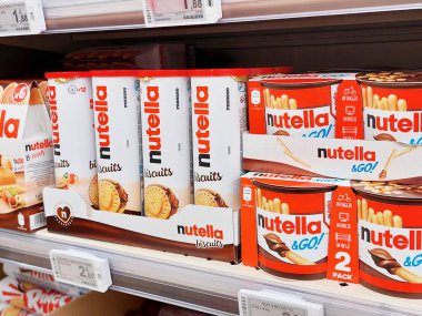 Roma, İtalya - 1 Ekim 2025: Nutella Bisküvileri süpermarket raflarında sergilenmektedir. Yapımcı: Ferrero Group - İtalya