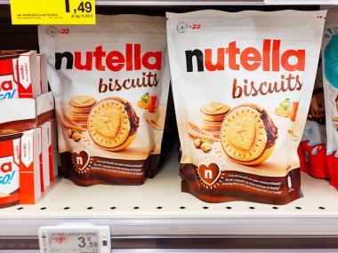 Roma, İtalya - 1 Ekim 2025: Nutella Bisküvileri süpermarket raflarında sergilenmektedir. Yapımcı: Ferrero Group - İtalya