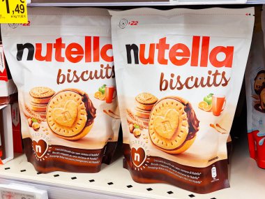 Roma, İtalya - 1 Ekim 2025: Nutella Bisküvileri süpermarket raflarında sergilenmektedir. Yapımcı: Ferrero Group - İtalya