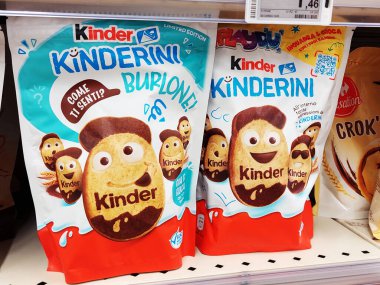 Roma, İtalya - 1 Ekim 2025: Kinderini bisküvileri süpermarket raflarında sergilenmektedir. Yapımcı: Ferrero Group Italy