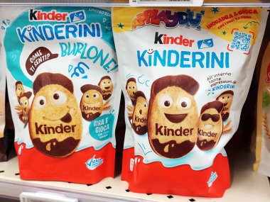 Roma, İtalya - 1 Ekim 2025: Kinderini bisküvileri süpermarket raflarında sergilenmektedir. Yapımcı: Ferrero Group Italy