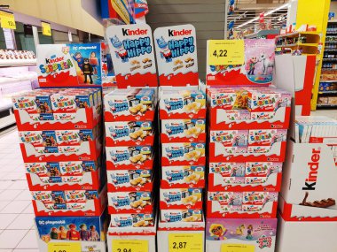 Roma, İtalya - 1 Ekim 2025: Kinder Sürpriz Yumurtaları ve Mutlu Hippo, Ferrero ürünü