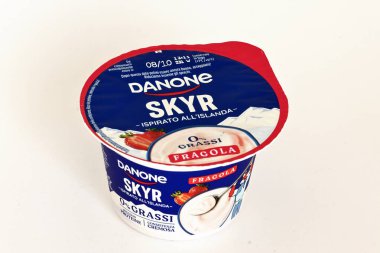 Roma, İtalya - 4 Ekim 2025: Danone SKYR Yoğurt, 0 Fat, High Protein