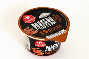 Roma, İtalya - 27 Eylül 2025: Karrefour Yüksek Proteinli Yoğurt, Tuzlu Karamel Lezzeti ve 15 gram protein. Süpermarket etiket ürünü