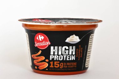 Roma, İtalya - 27 Eylül 2025: Karrefour Yüksek Proteinli Yoğurt, Tuzlu Karamel Lezzeti ve 15 gram protein. Süpermarket etiket ürünü