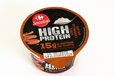 Roma, İtalya - 27 Eylül 2025: Karrefour Yüksek Proteinli Yoğurt, Tuzlu Karamel Lezzeti ve 15 gram protein. Süpermarket etiket ürünü