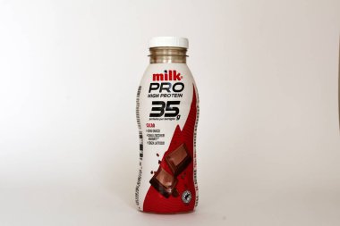 Roma, İtalya - 4 Ekim 2025: Süt Pro Yüksek Protein İçeceği, Çikolata Lezzeti, Şişe başına 35 gram Protein, Yağsız, Laktozsuz, Şekersiz