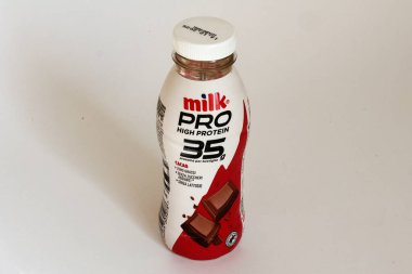 Roma, İtalya - 4 Ekim 2025: Süt Pro Yüksek Protein İçeceği, Çikolata Lezzeti, Şişe başına 35 gram Protein, Yağsız, Laktozsuz, Şekersiz