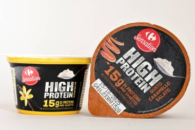 Roma, İtalya 27 Eylül 2025: Carrefour Yüksek Proteinli Yoğurt ve 15 gram protein. Süpermarket etiket ürünü