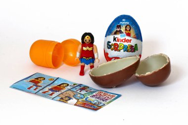 Roma, İtalya - 29 Eylül 2025: Ferrero 'dan Kinder Sürpriz Yumurtalar, 2025 basımı DC Playmobil Süper Kahraman Karakterleri