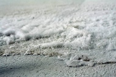 Bir Duvara Aşırı Yakın Çekim, Tuz Mevduatları ve Su Hasarı