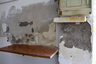 Elektrik Kutusuyla İç Duvarda Ciddi Soyulmuş Boya ve Alçı Hasarı