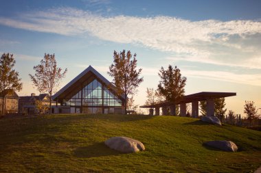 Gün batımında Maple Grove Halk Merkezi, Minnesota