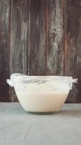 在玻璃碗中发酵酵母面团的过程 停止运动动画视频 乡村风格 — 图库视频影像