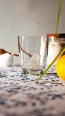 Limonlu soğuk buzlu çay dikey hareketli animasyonu durdurur. Yaz ferahlatıcı kokteyl konsepti. Bardakta limon ve buz parçaları beliren siyah çay. Yaz limonatası