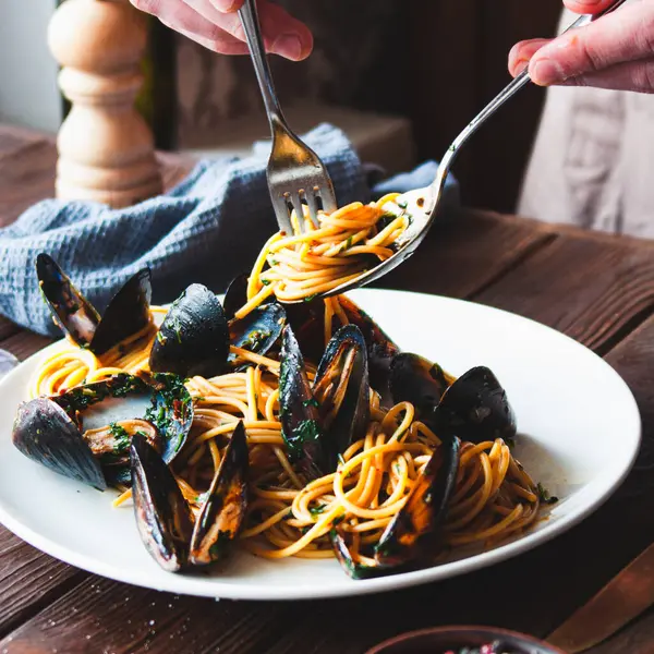 Midye makarna. Midyeli spagetti, sarımsak sosu ve maydanoz. Deniz ürünleri makarnası. Spaghetti allo scoglio. Geleneksel İtalyan mutfağı kavramı