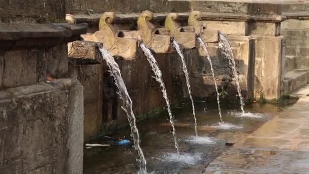 Water Stroomt Uit Stone Spout Holy Place Matatirtha Het Een — Stockvideo