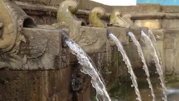 Water Stroomt Uit Stone Spout Holy Place Matatirtha Het Een — Stockvideo